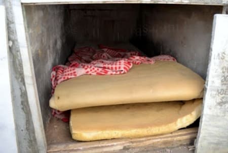 Garoto dorme em túmulo de cemitério