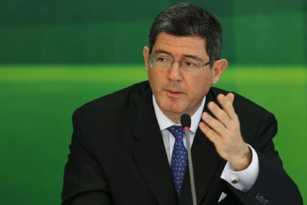 Bomba: Governo estuda adiar aumento do salário mínimo