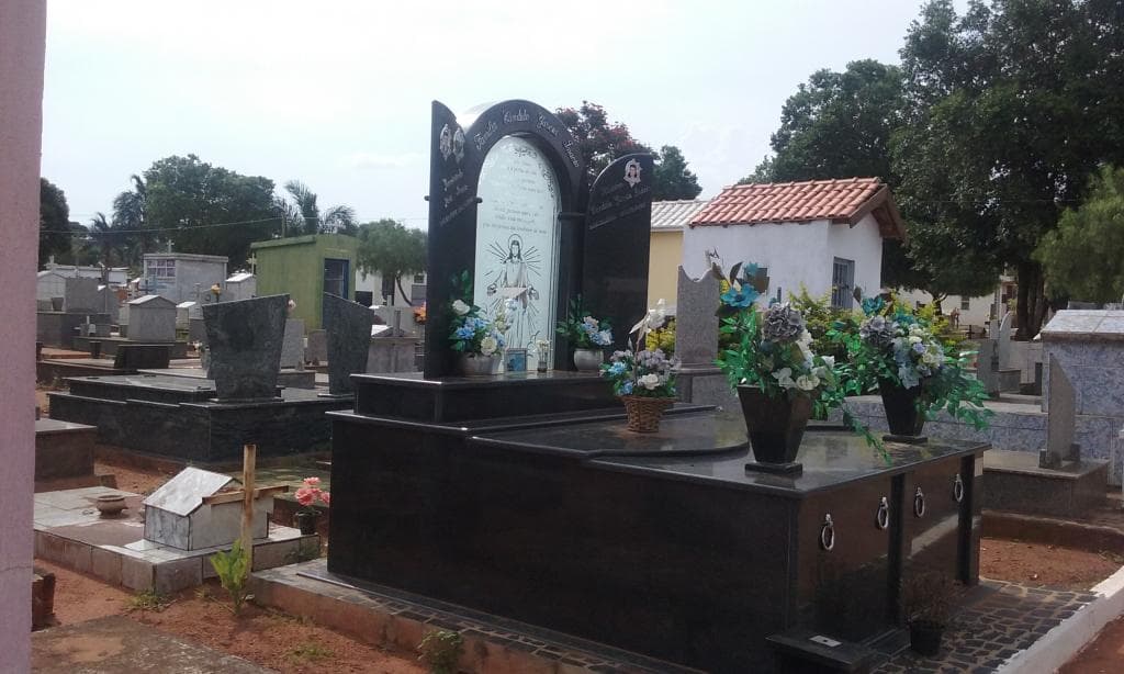 Denúncia: Funerárias cobram indevidamente R$ 800,00 por sepultamento no cemitério público da cidade