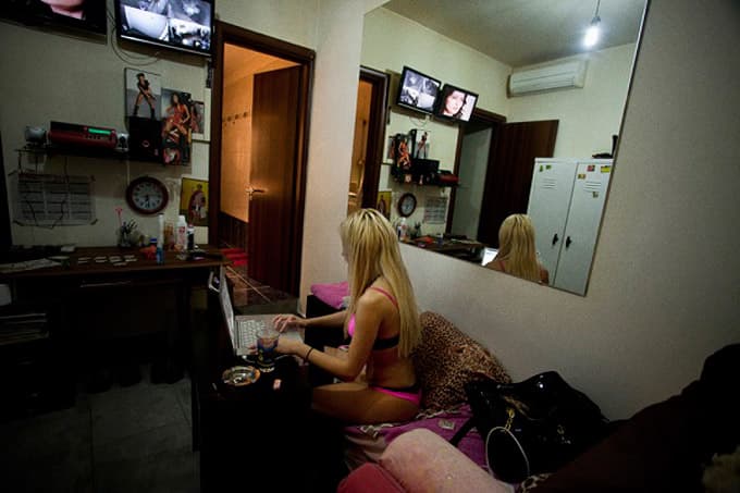 Grécia: Mulheres fazem sexo em troca de sanduíche