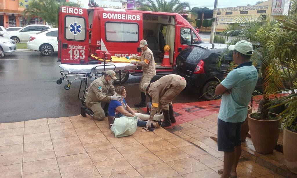 Agora: Funcionária dos Correios escorrega em calçada com desnível
