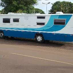 Em Costa Rica: Casal vive em um ônibus confortável e viaja o Brasil