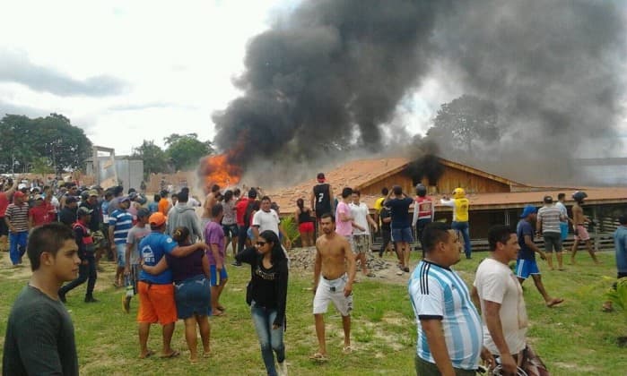 População revoltada põe fogo na casa do prefeito e na Câmara de Vereadores