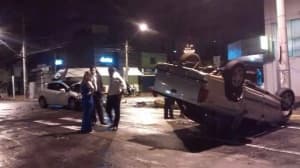 Carros capotam na Afonso Pena