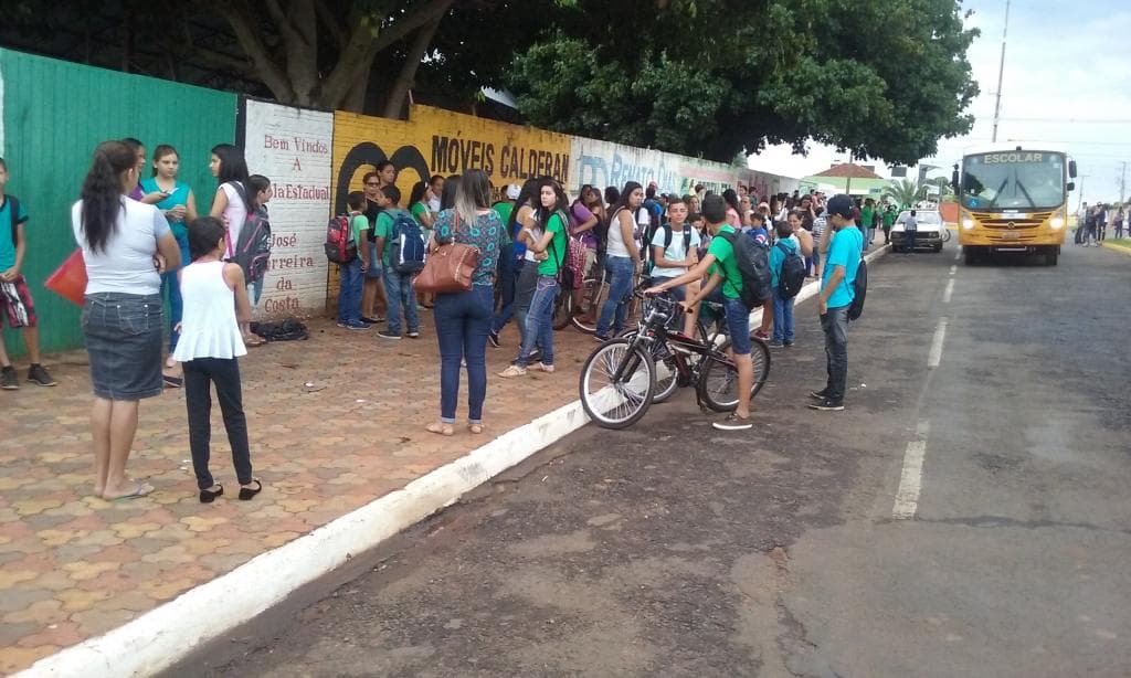 Hoje: Posto de Saúde lotado; e os alunos voltam às aulas