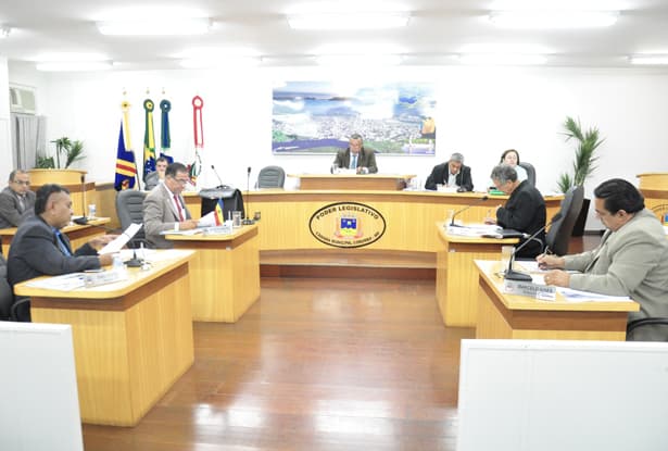 Absurdo! Salário de R$ 8 mil e mais gratificação de 12 mil reais