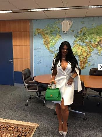 Ex-Miss Bumbum, mulher de ministro faz 'ensaio' dentro do gabinete