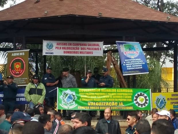 Policia militar e Corpo de bombeiros ensaiam greve e pressionam governo por melhores salários