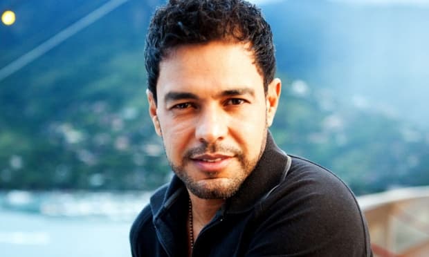 Zezé di Camargo vai parar em prostibulo com a namorada e gasta R$ 5 mil na noite