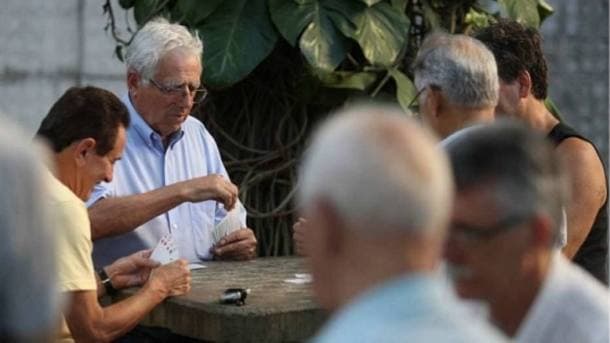 Absurdo! O governo quer elevar para 70 anos a idade mínima para se aposentar e ainda criar um "pedágio" de 40%