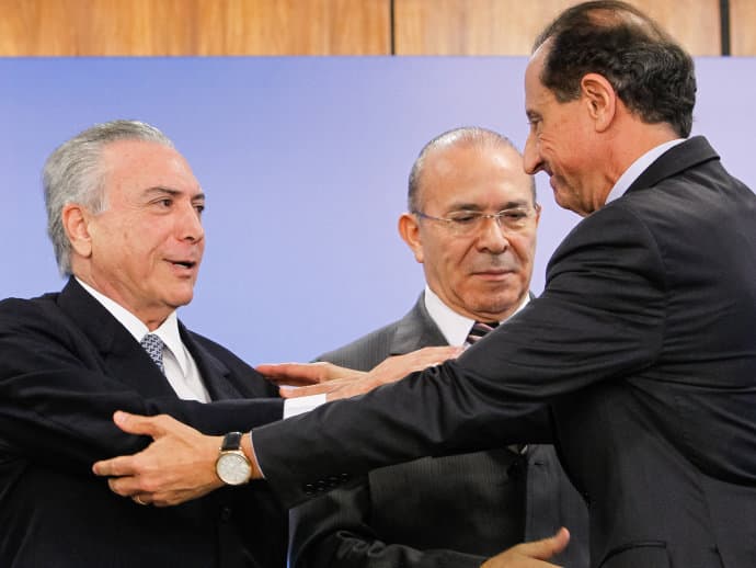 Bizarro: Temer aconselha empresários a contratar profissionais formados no exterior
