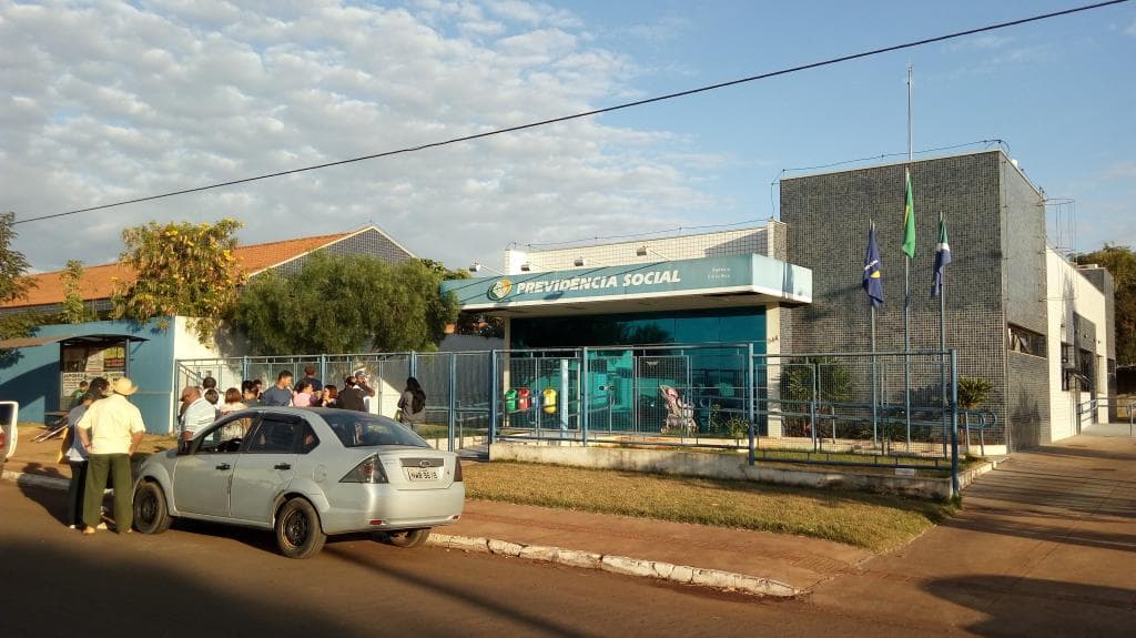 Costa Rica: Pessoas fazem fila no INSS em busca de atendimento