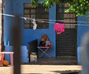 Hoje: Mulher é atingida por 6 tiros na frente da residência