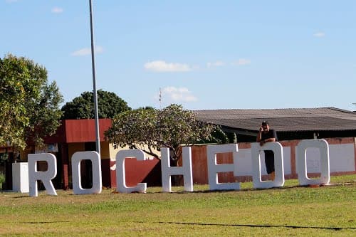 Mulher acorda com homem nu na sua cama