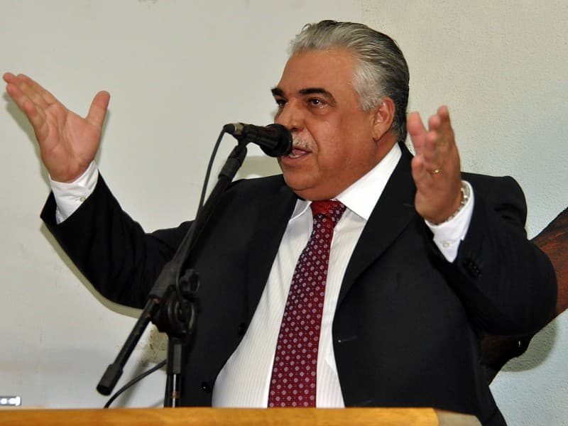 Bandidos invadem casa de prefeito