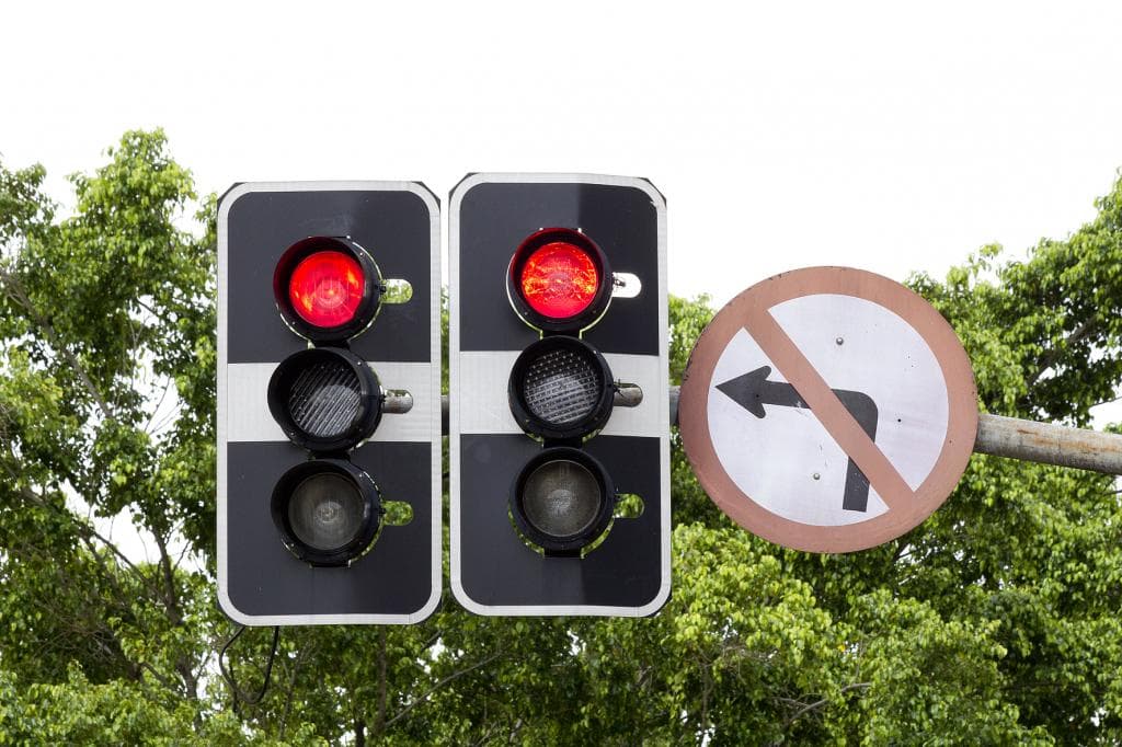 Costa Rica: Já estão instalados os três semáforos na avenida José Ferreira