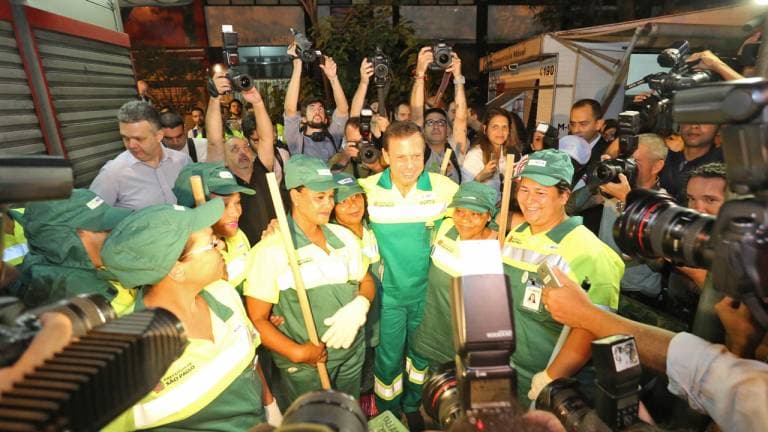 Prefeito de SP se veste de gari e demonstra humildade