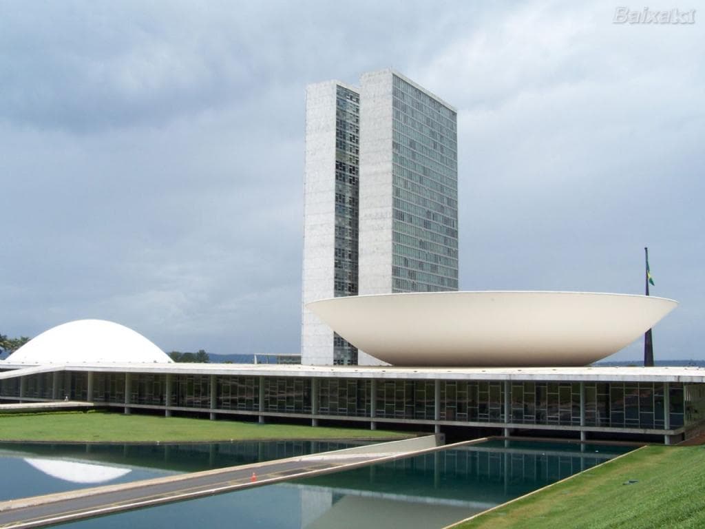Vergonha: Senador aposenta com apenas 180 dias de mandato, além do plano de saúde