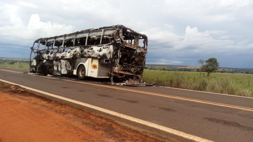 Ônibus da Viação São Luiz pega fogo na BR 060 com 29 passageiros de Costa Rica