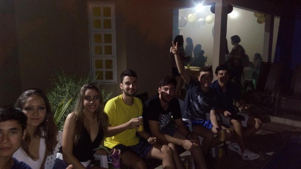 Agora: Festa em residência reúne amigos da aniversariante