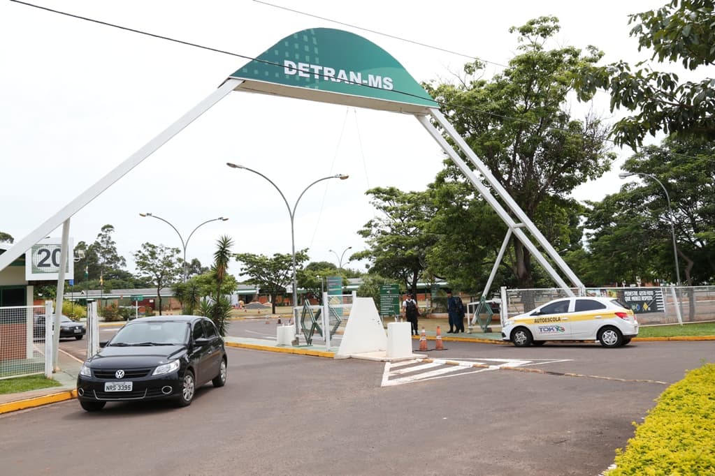 Cabide de emprego no DETRAN de MS