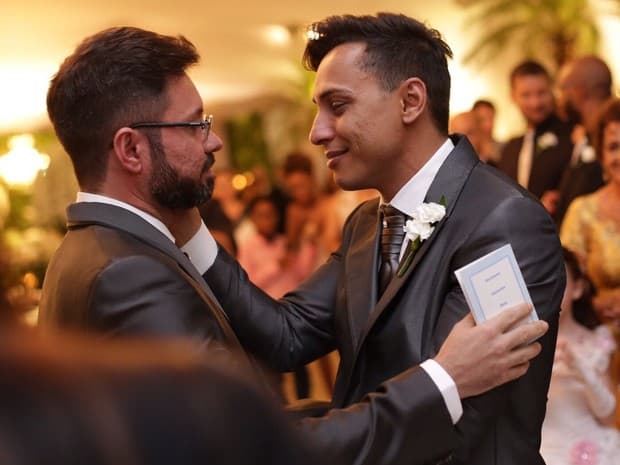 Prefeito gay se casa em Lins-SP