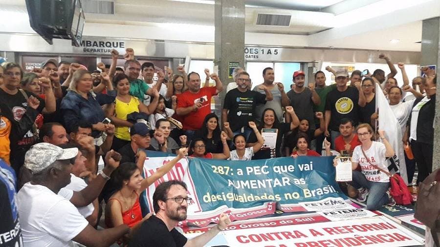 Sindicalistas de MS protestam no aeroporto de Campo Grande