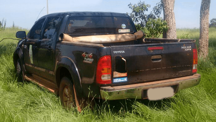 Assaltantes levam camionete HILUX, deixa vítima amarrada e fogem em direção desconhecida.
