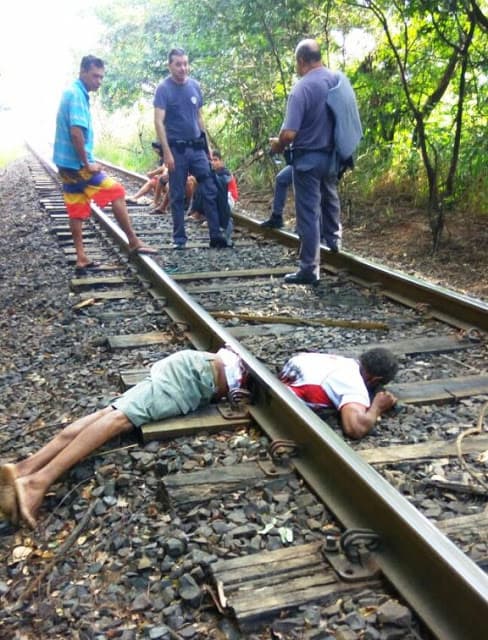 Corpo é cortado ao meio: Homem se jogou sobre os trilhos de uma linha férrea