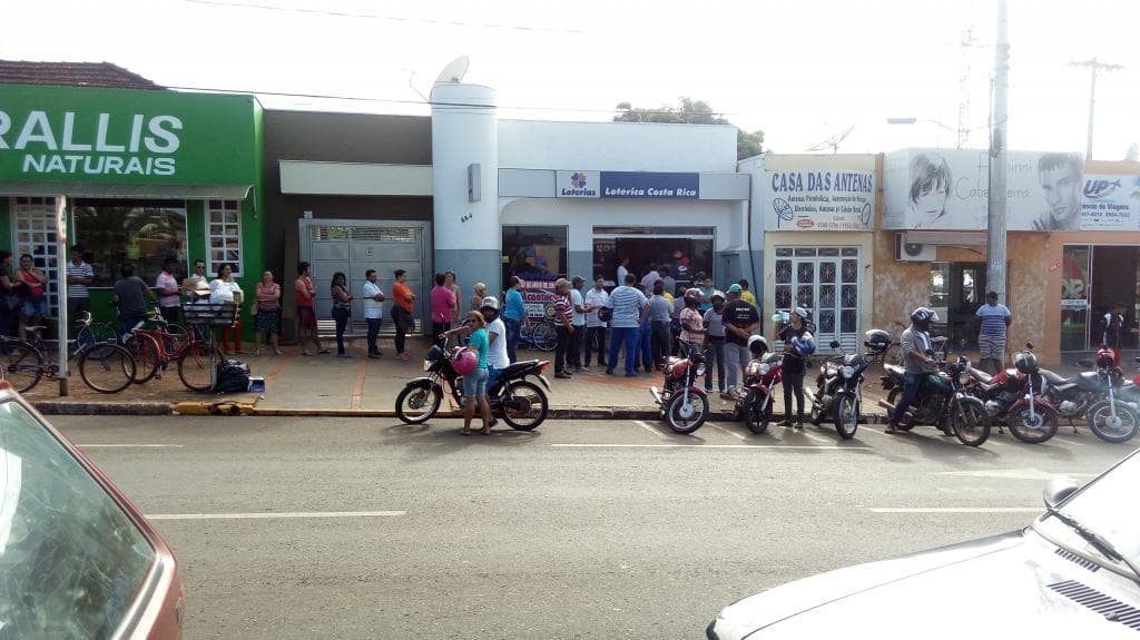 Costa Rica: Logo pela manhã a fila já era extensa em frente a Lotérica. Cidade clama por uma agência da Caixa Econômica Federal
