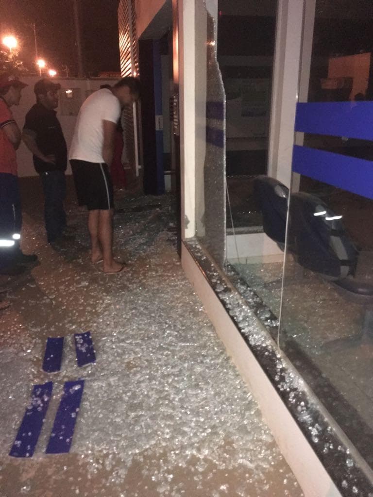 Madrugada: Bandidos fecham a cidade e encurralam a polícia para assaltar a agência da Caixa em Alto Taquari-MT.