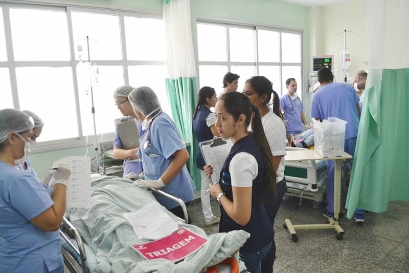 Mariela continua sedada e respirando por aparelhos mas apresenta melhoras