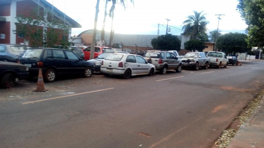 Vergonha: Um amontoado de carros em plena rua de frente ao CIRETRAN