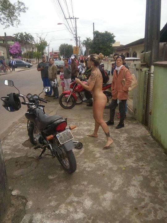 Mulher revoltada com defeito em veículo protesta totalmente nua