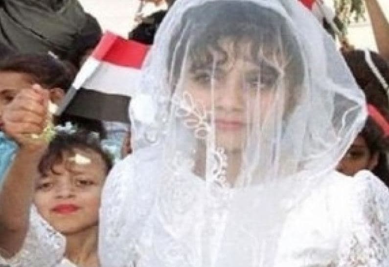 Menina de 8 anos casa com um homem de 40 e morre com ferimentos no útero