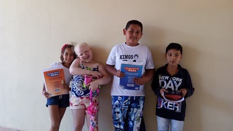 Belo exemplo: Crianças acordam cedo e vão estudar na Igreja
