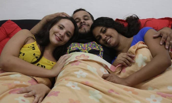 Se a moda pega: Homem casa com duas mulheres no Rio de Janeiro