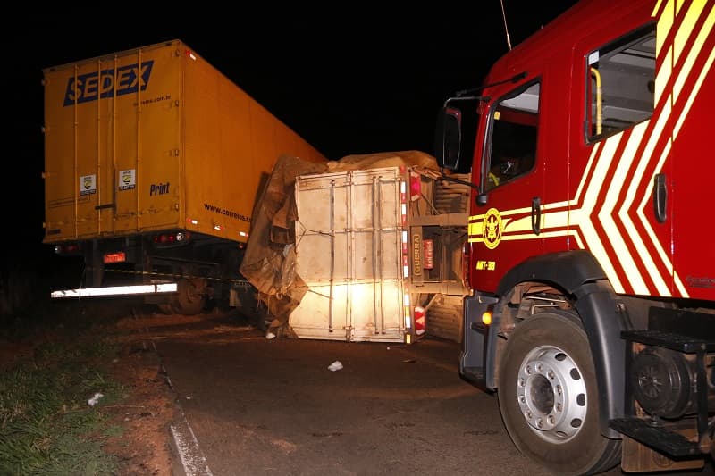 Acidente gravíssimo na MS 306 com caminhão dos Correios