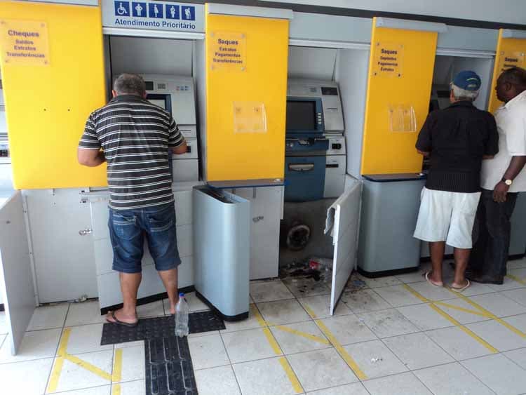 Cartão prende em Caixa Eletrônico e mulher perde R$ 10 mil