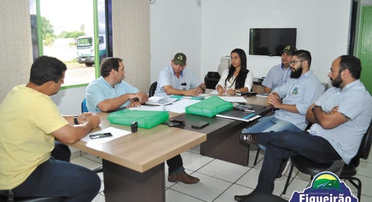 Rogério inicia o ano trabalhando e recebendo vereadores em seu gabinete