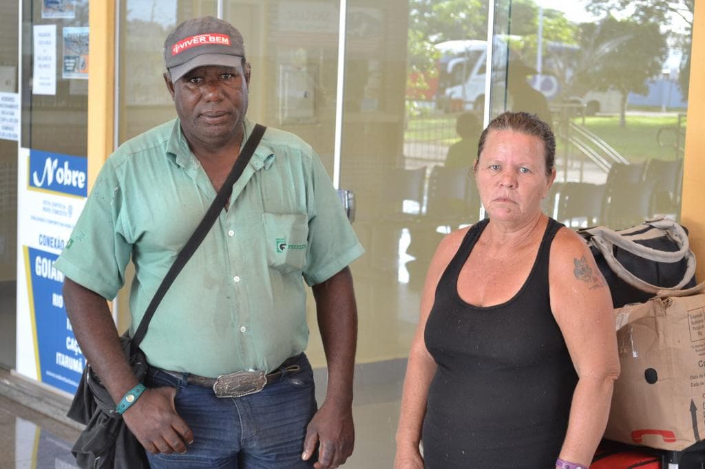 Costa Rica: Casal dorme na rodoviária e pede comida na cidade