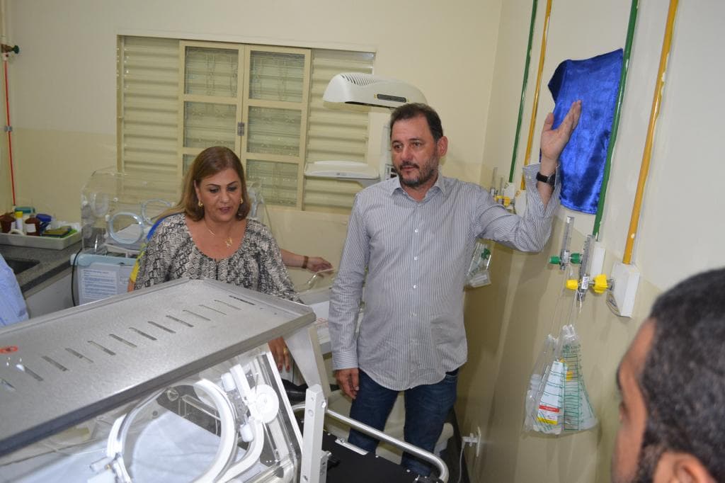 Waldeli e Onevan entregam berço aquecido à Fundação Hospitalar
