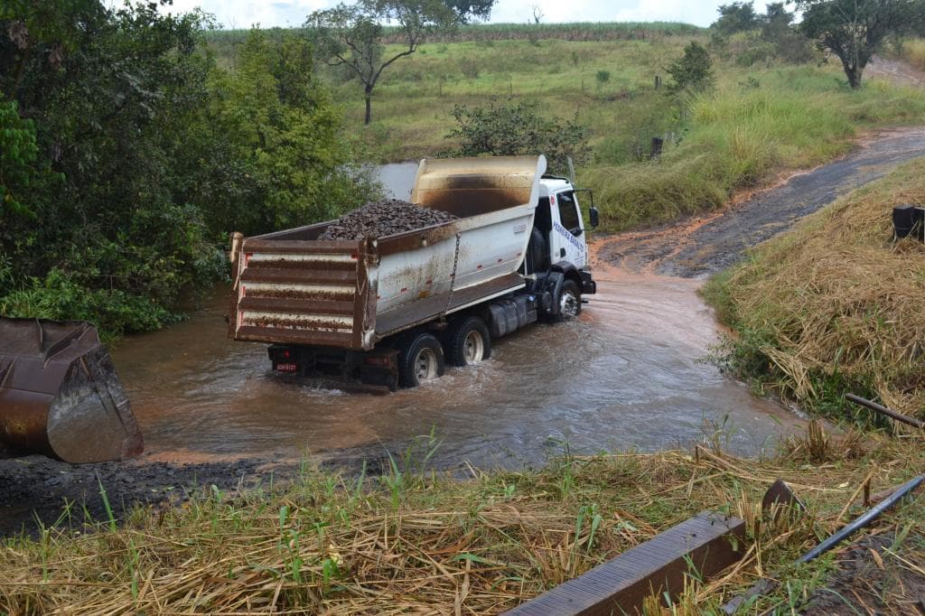 Costa Rica: Ponte não é confiável e carros passam dentro d’água