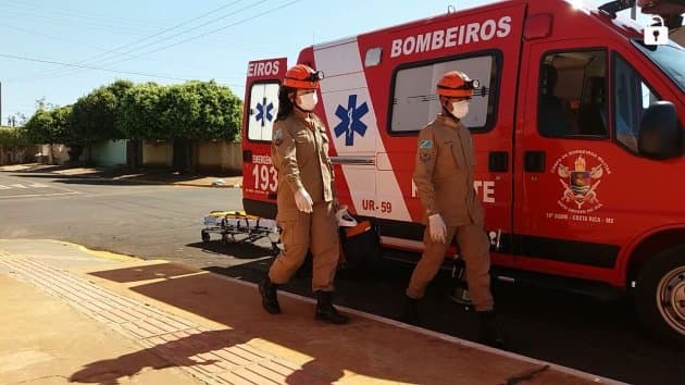 Agora Homem passa mal e cai em frente escola