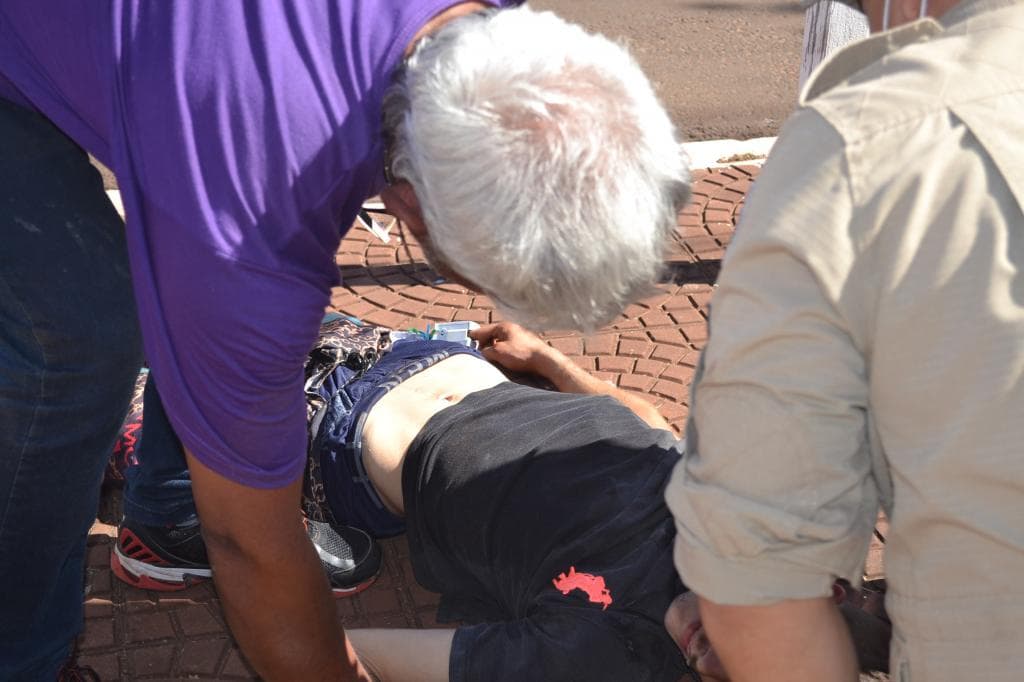Costa Rica: Jovem entra em convulsão em praça pública