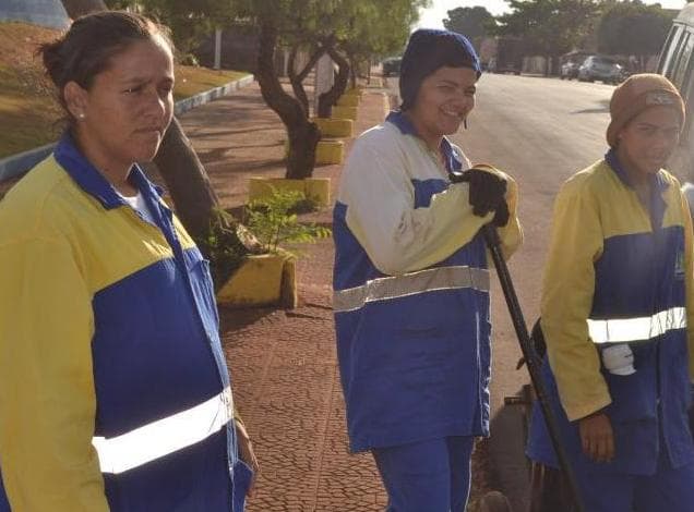 Moradores pedem por mais varredores na limpeza pública da cidade
