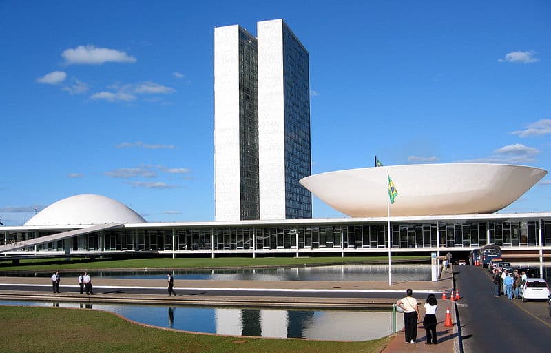 Brasileiros pagam por mês R$ 190.495,12 para cada deputado federal