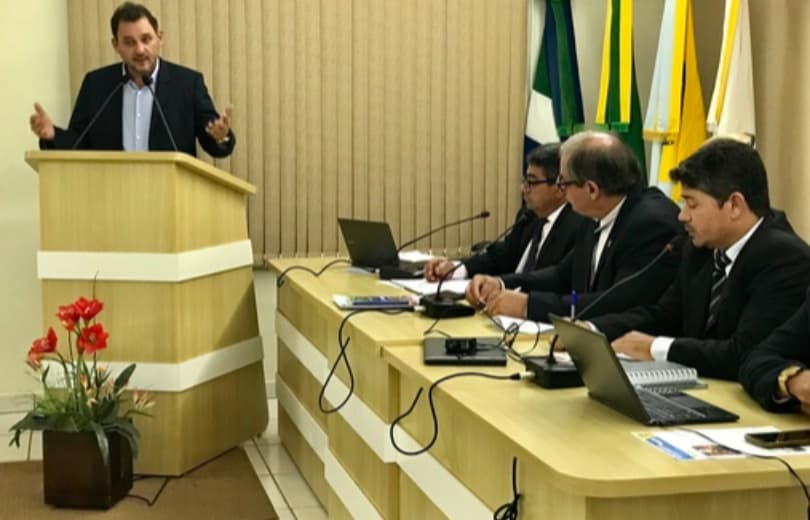O prefeito esteve na Câmara Municipal na sessão inaugural de 2019