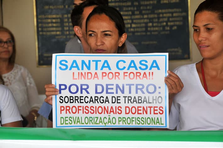 Santa Casa deve 13º e Enfermagem ameaça greve