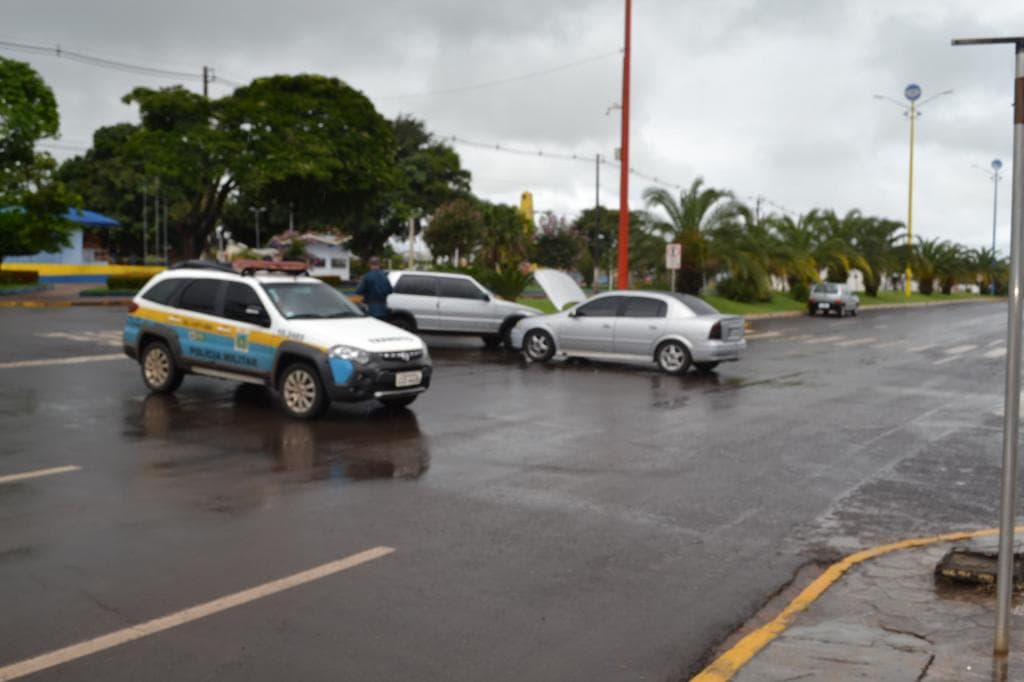 Agora: Batida entre dois veículos na avenida José Ferreira